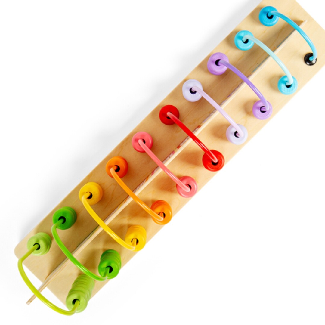Bigjigs regenboog telraam van bovenaf gezien, met kleurrijke kralen op de bogen en de houten basis.