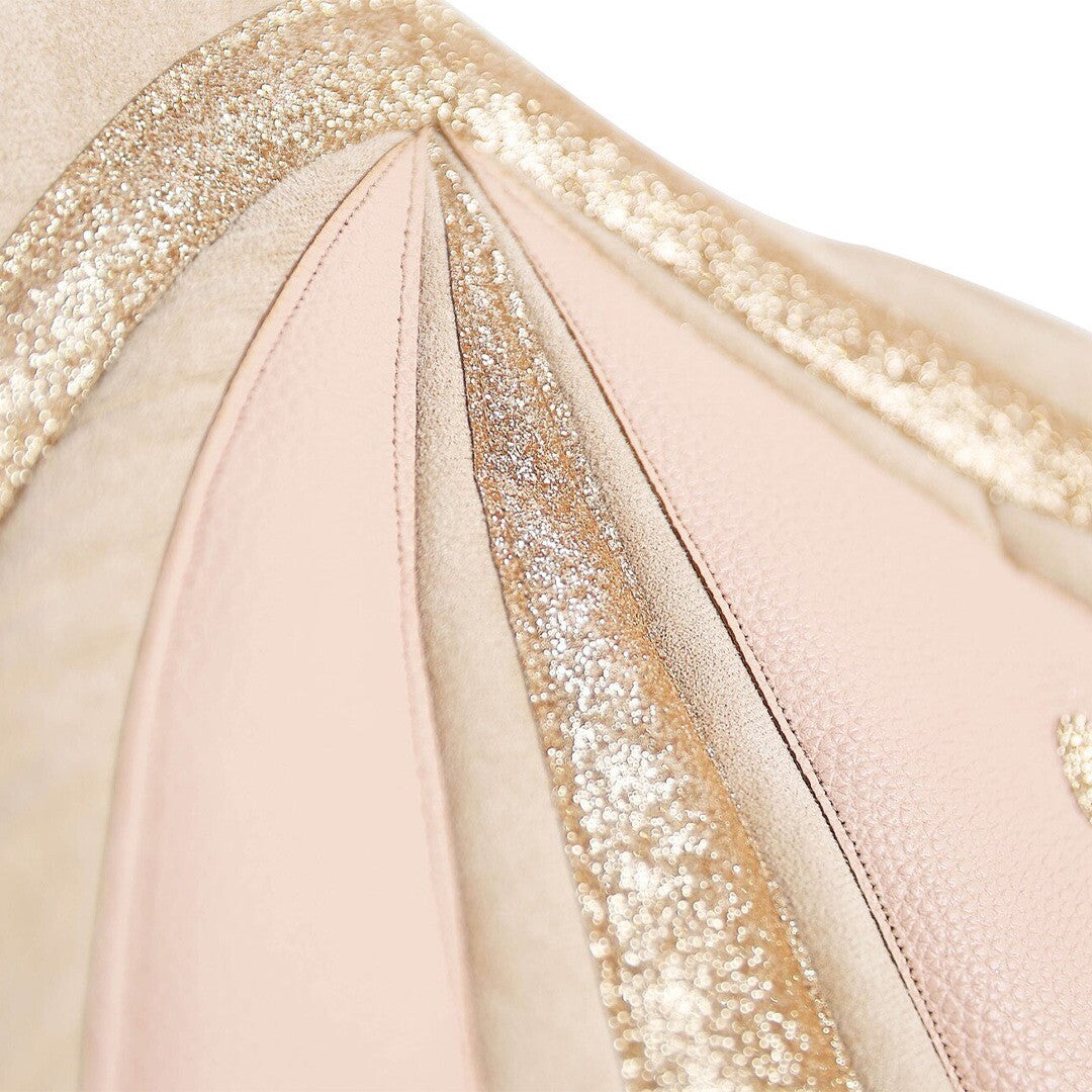 Detail van de beige en lichtroze drakenvleugels met gouden glittertextuur.