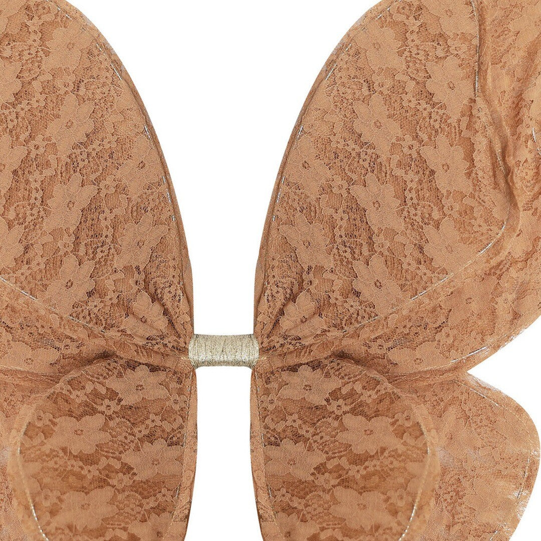 Detailopname van de beige kanten vlindervleugels met bloemenpatroon.