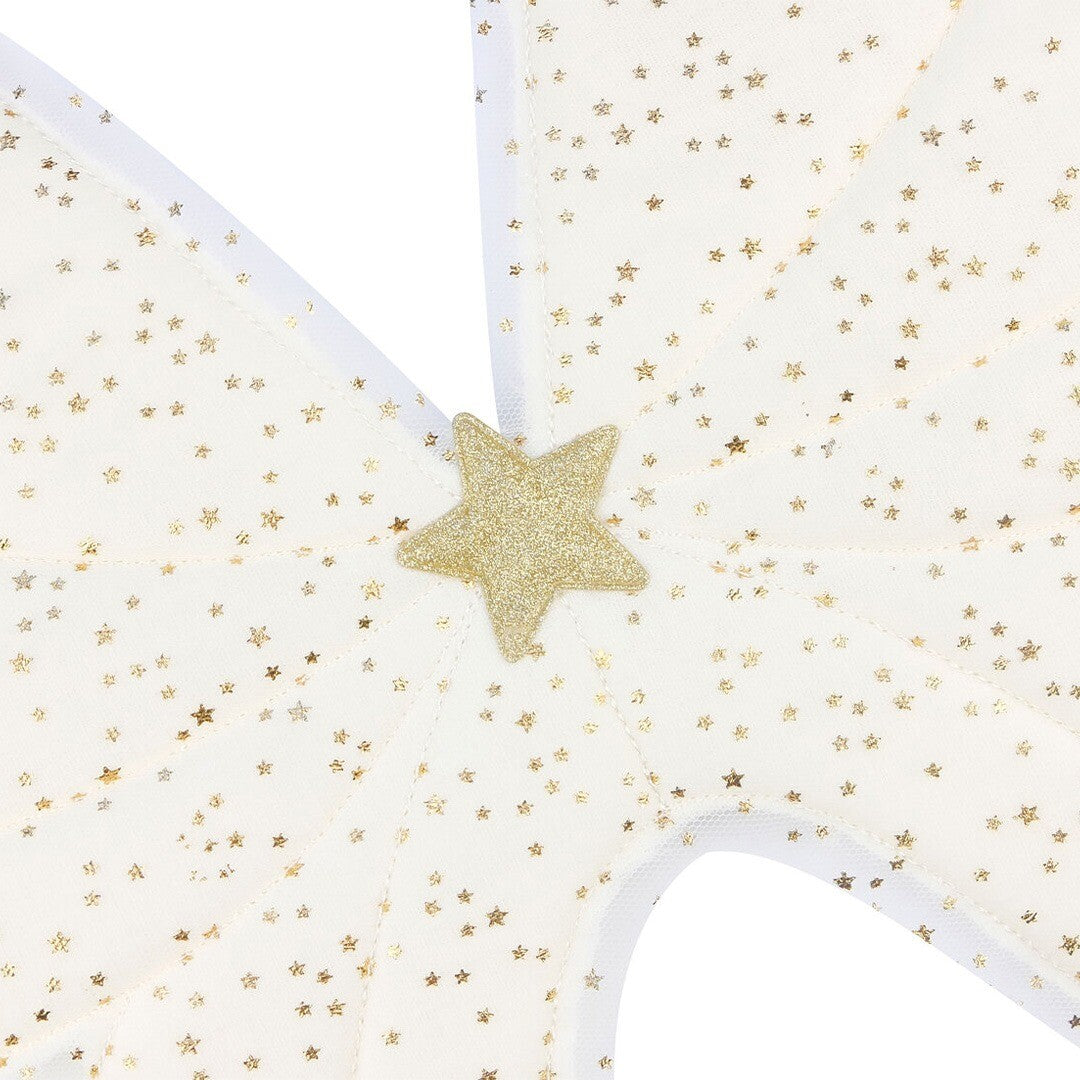 Detail van de beige vleugels met gouden sterren en de glimmende gouden ster in het midden.