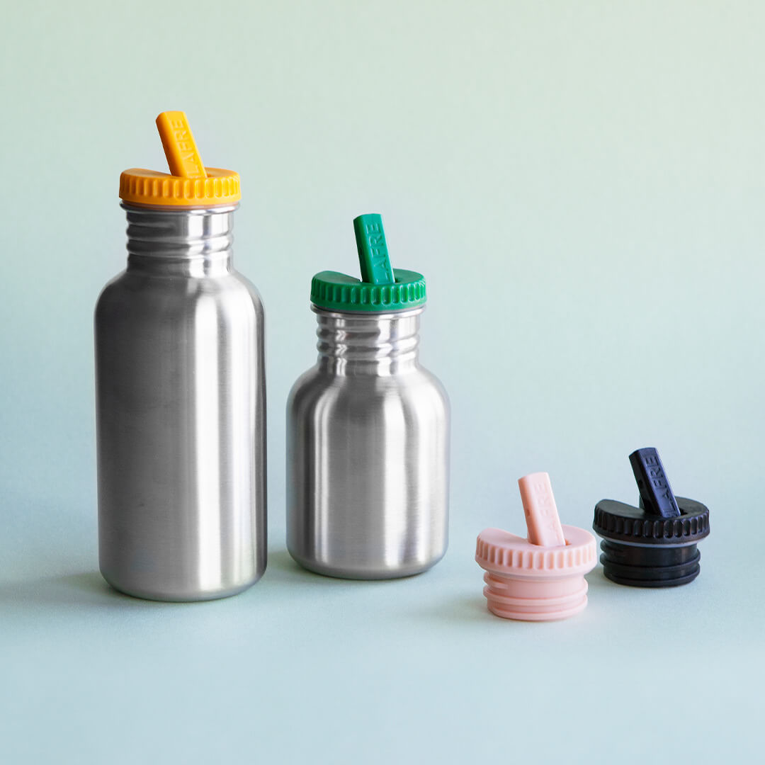 Twee Blåfre drinkflessen met gekleurde doppen en twee losse doppen op een lichtblauwe achtergrond.
