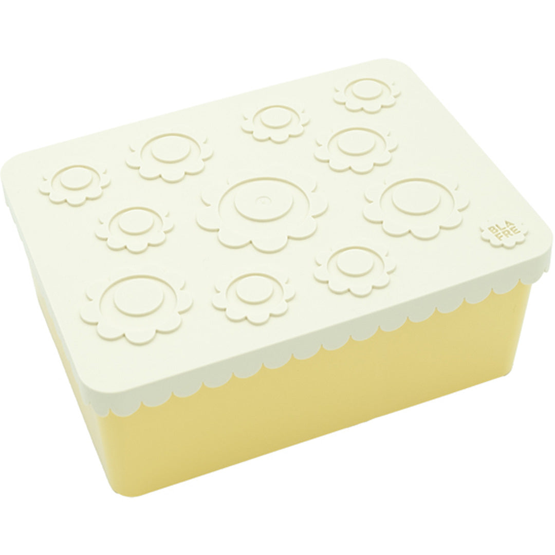 Blåfre kinderlunchbox met lichtgele onderkant en beige deksel met bloemenpatroon.