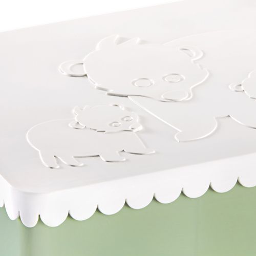Detail van de witte deksel van de kinderlunchbox met een reliëf van ijsberen en een geschulpte rand.