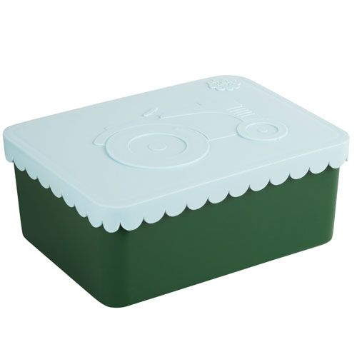 Blafre kinder lunchbox met donkergroene onderkant en lichtblauwe deksel met tractor, deksel gesloten.