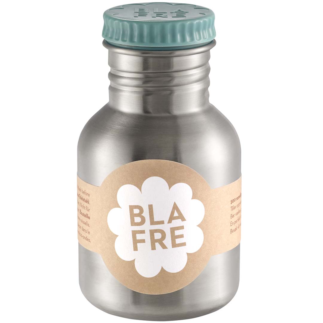 Blafere roestvrijstalen drinkfles met blauwgroene dop en bruin etiket.