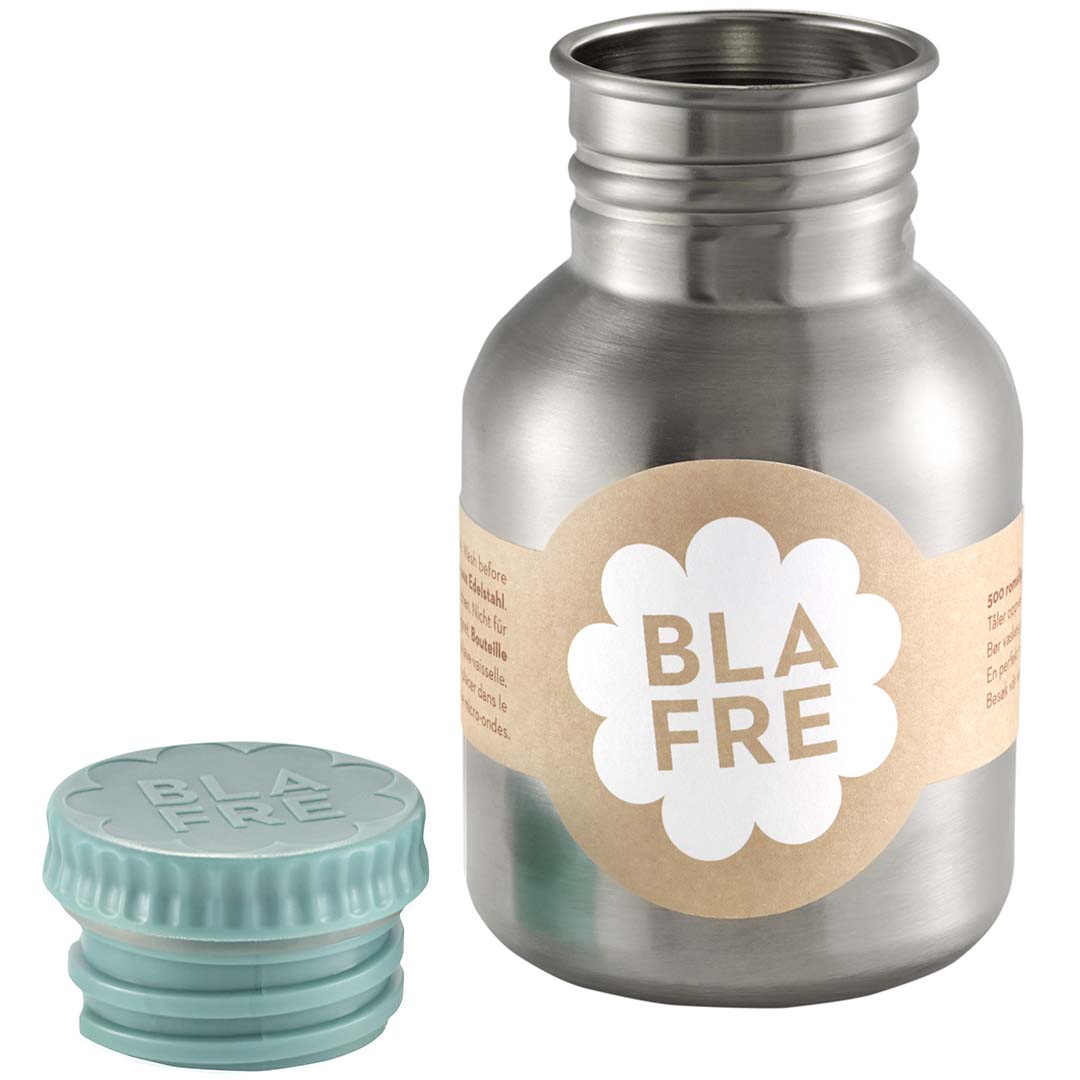 Blafere roestvrijstalen drinkfles met bruin etiket en de losse blauwgroene dop ernaast.