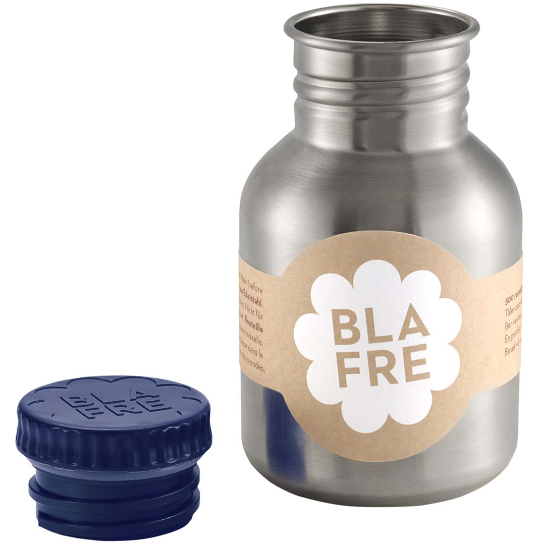 Blafrem roestvrijstalen drinkfles met losse donkerblauwe dop ernaast.