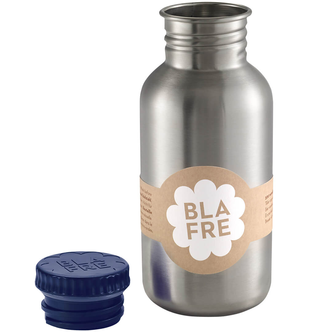 Blafre RVS drinkfles zonder dop, met de donkerblauwe dop ernaast.