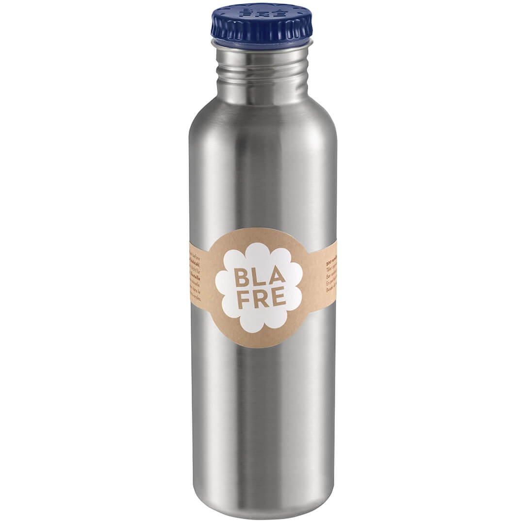 Blåfre roestvrijstalen waterfles met donkerblauwe dop en een bruin label.