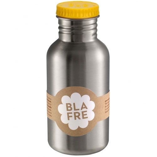 Blafre roestvrijstalen waterfles met gele dop en bruin label.