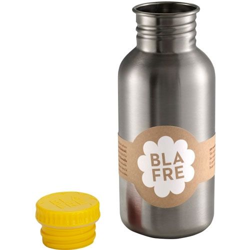 Blafre roestvrijstalen waterfles met losse gele dop en bruin label.