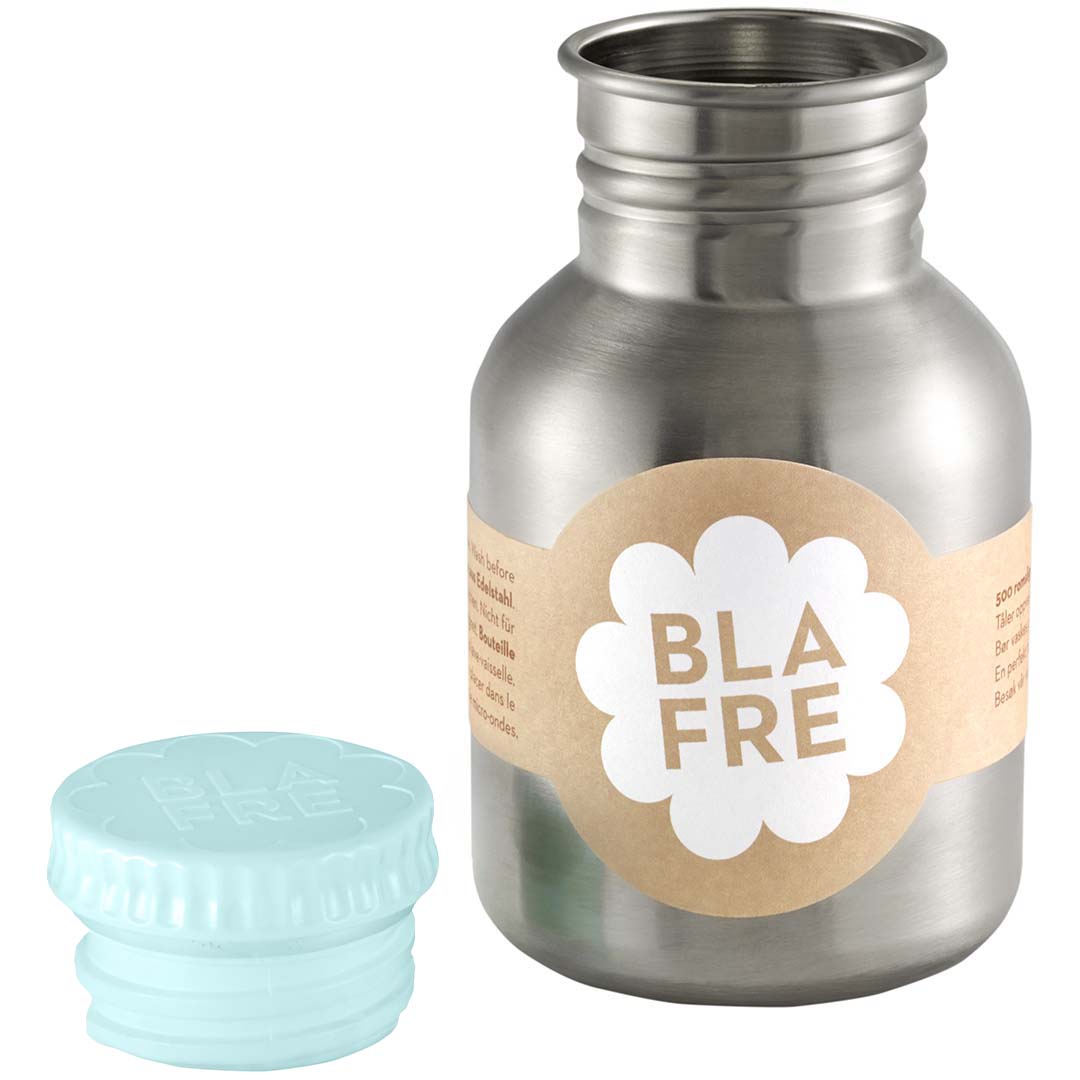Blafrem rvs kinderdrinkfles met de lichtblauwe dop ernaast, losgeschroefd.