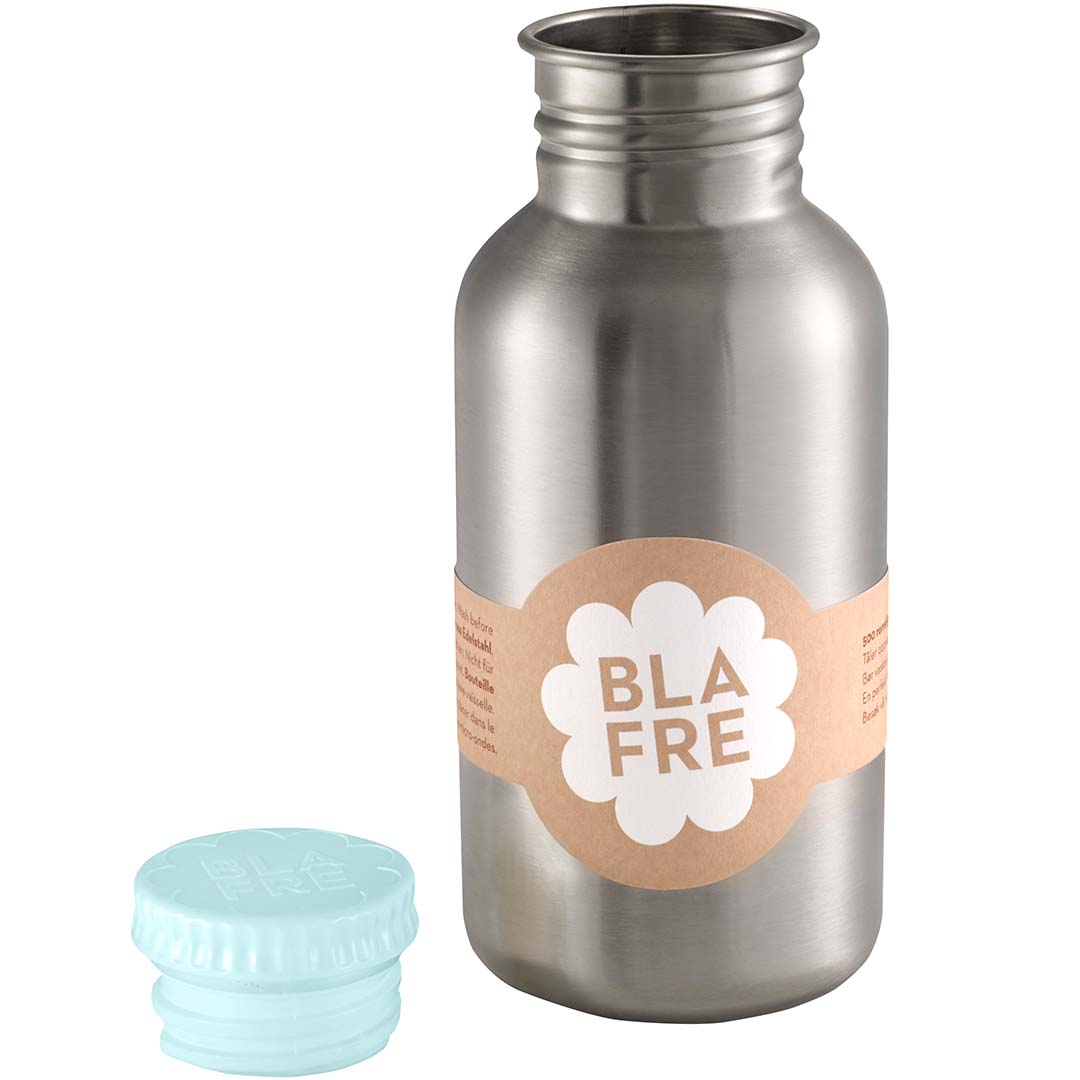 Blafre roestvrijstalen drinkfles met de lichtblauwe dop ernaast.
