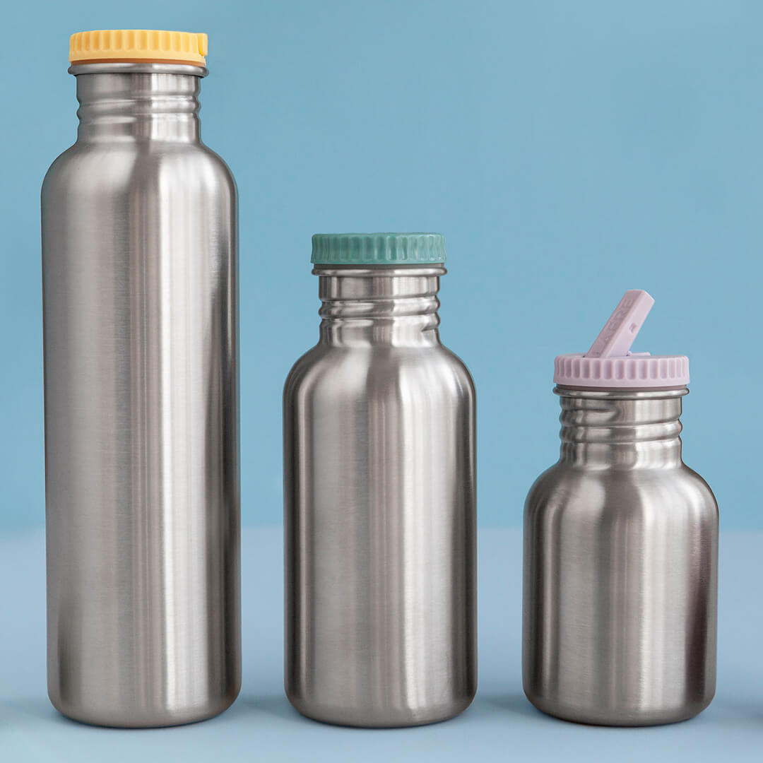 Drie Blafre roestvrijstalen drinkflessen in verschillende formaten met gekleurde doppen.