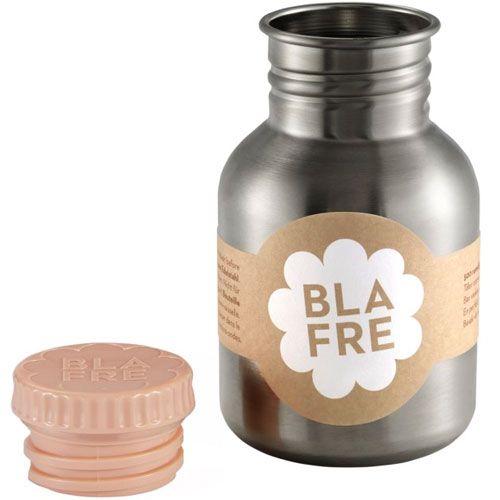 Blafre roestvrijstalen drinkfles met de zalmkleurige dop ernaast, en een logo op een bruin etiket.