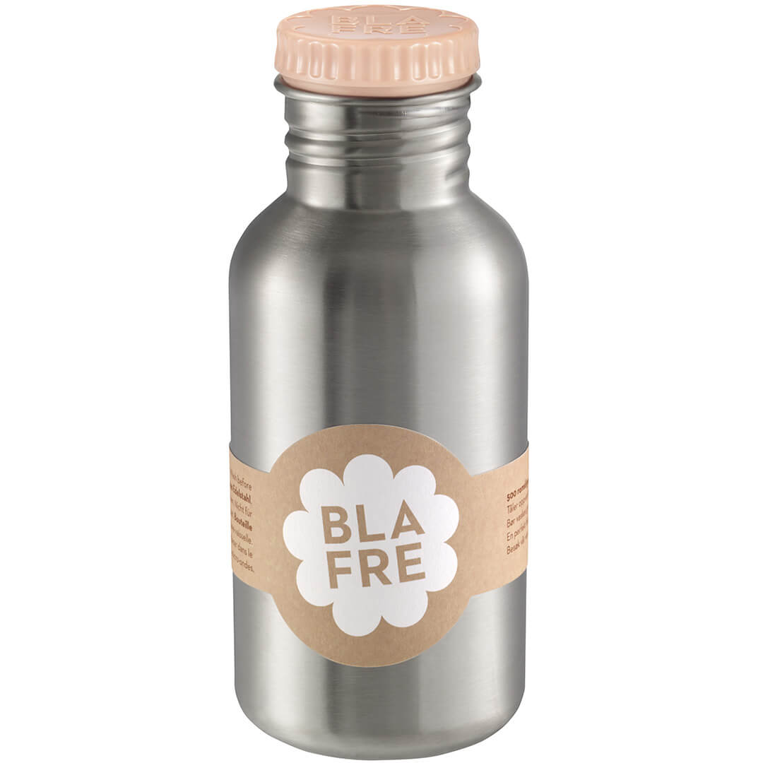 Blafre roestvrijstalen drinkfles met zalmkleurige dop en label.