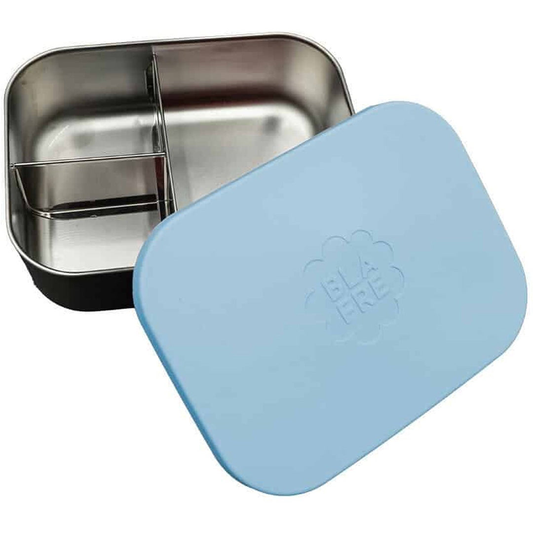 Blafre roestvrijstalen kinderlunchbox met blauw siliconen deksel, open met interne vakken.