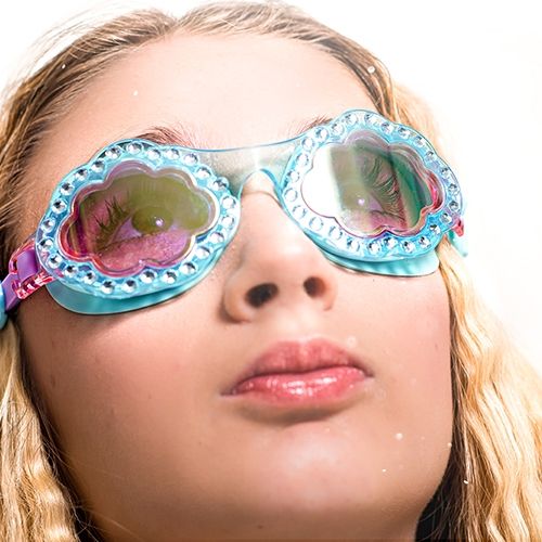 Close-up van een kind dat de bling2o kinder duikbril met blauwe wolkjesglazen en steentjes draagt.