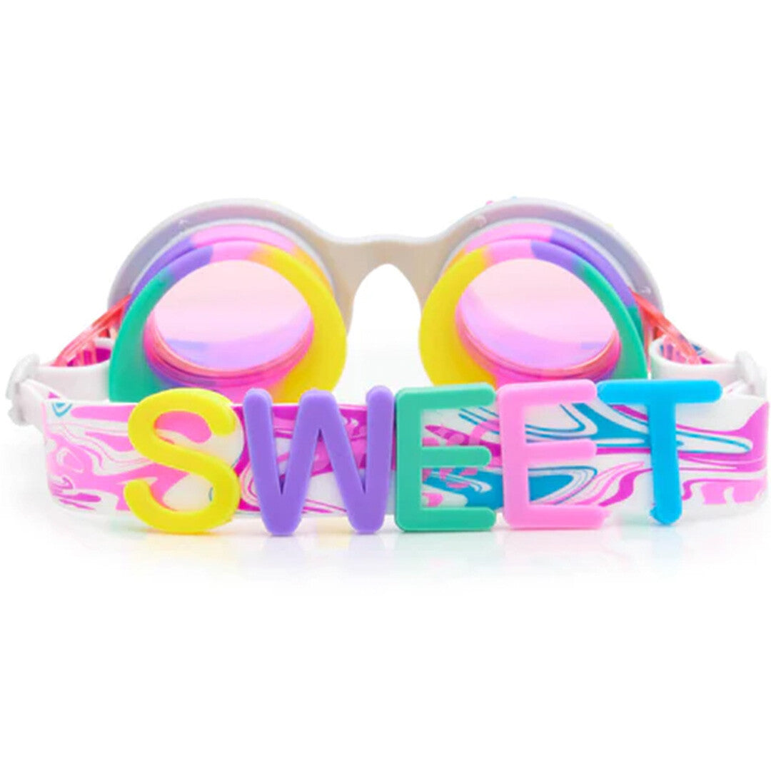 Bling2o kinderzwembril met de tekst 'SWEET' in kleurrijke letters op de band, van achteren gefotografeerd.