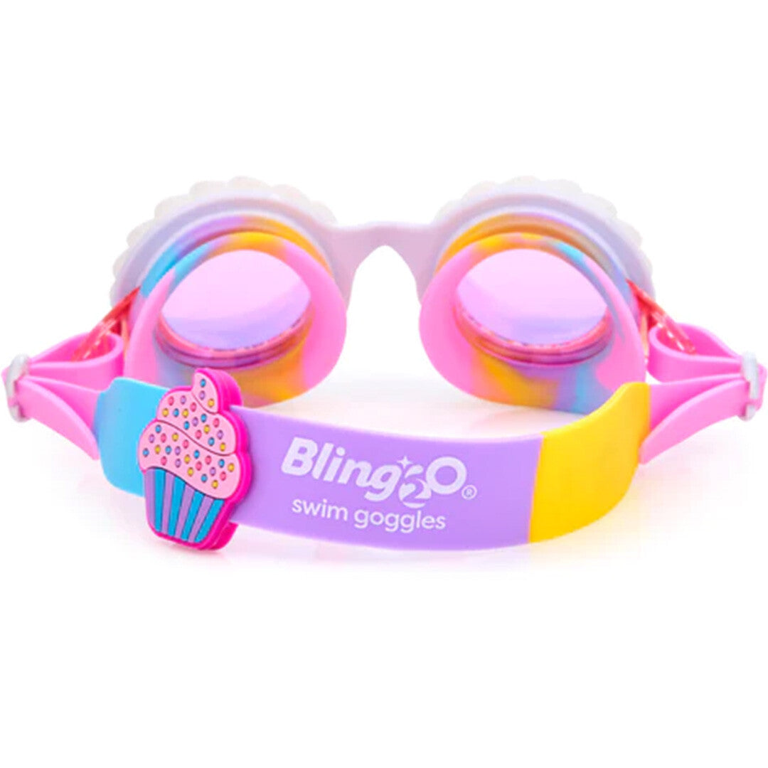 De achterkant van de Bling2o kinderzwembril met een roze cupcake en merklogo op de regenboogband.