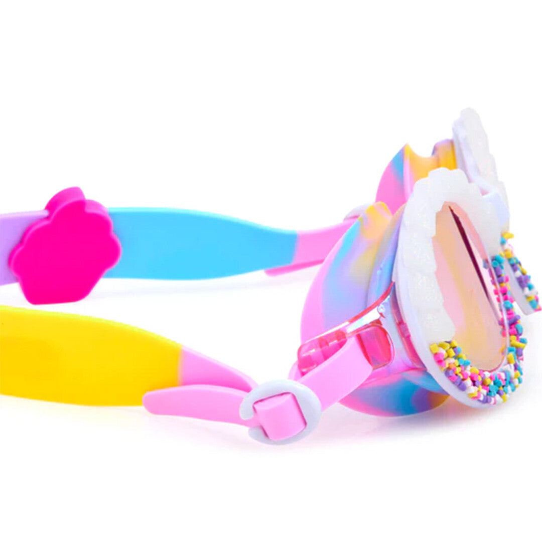 Detail van de Bling2o kinderzwembril met kleurrijke sprinkles op het montuur en de regenboogband.