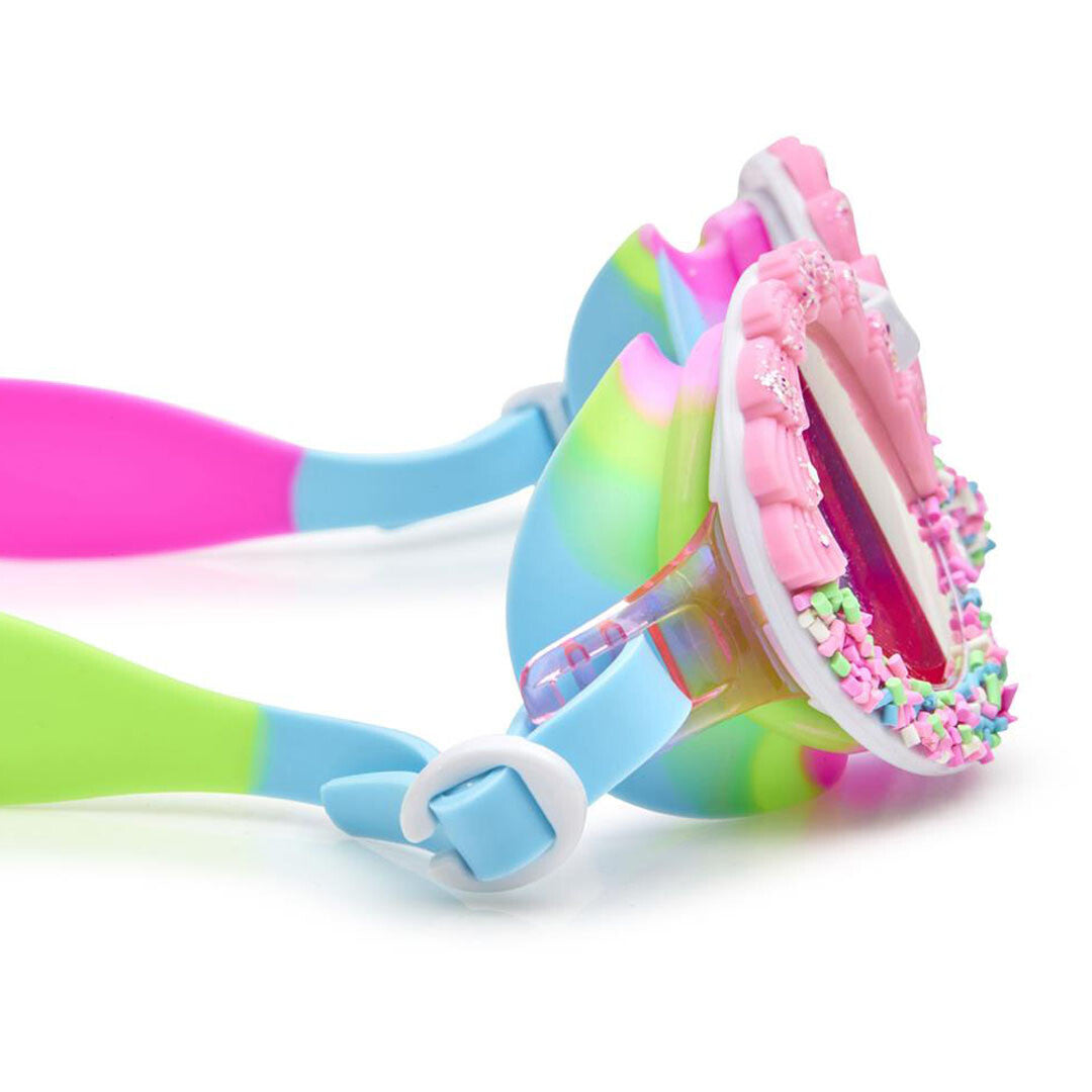 Detail van de Bling2o kinderzwembril met gekleurde spikkels op het roze montuur en de blauwe verstelbare band.