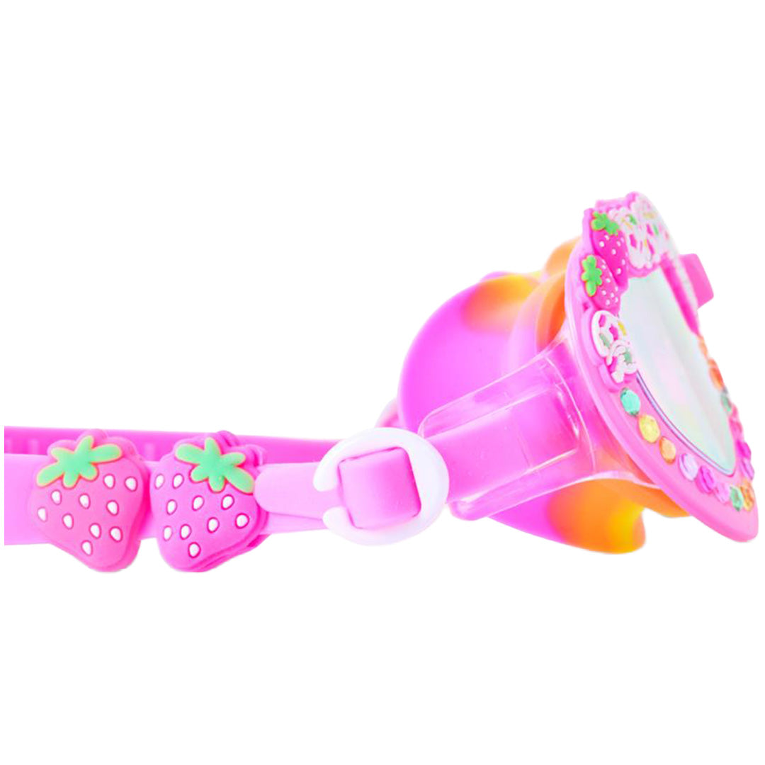 Detail van de roze zwembrilband met twee aardbei-decoraties.