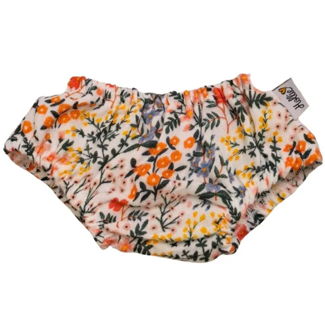 Hollie poppenkleding luierbroek met een wit bloemenpatroon.