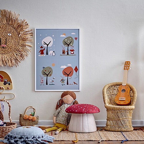 Bloomingville poster met lijst, waarop vier scènes met konijnen de seizoenen uitbeelden, hangend aan een muur in een kinderkamer.