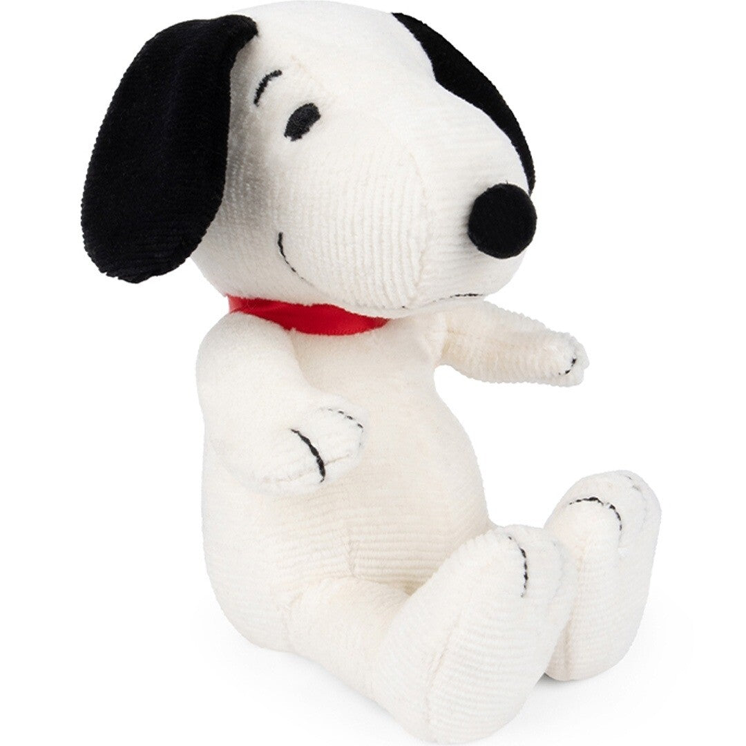 Bon Ton Toys Snoopy pluchen knuffelhond met corduroy textuur, zittend en schuin gefotografeerd.