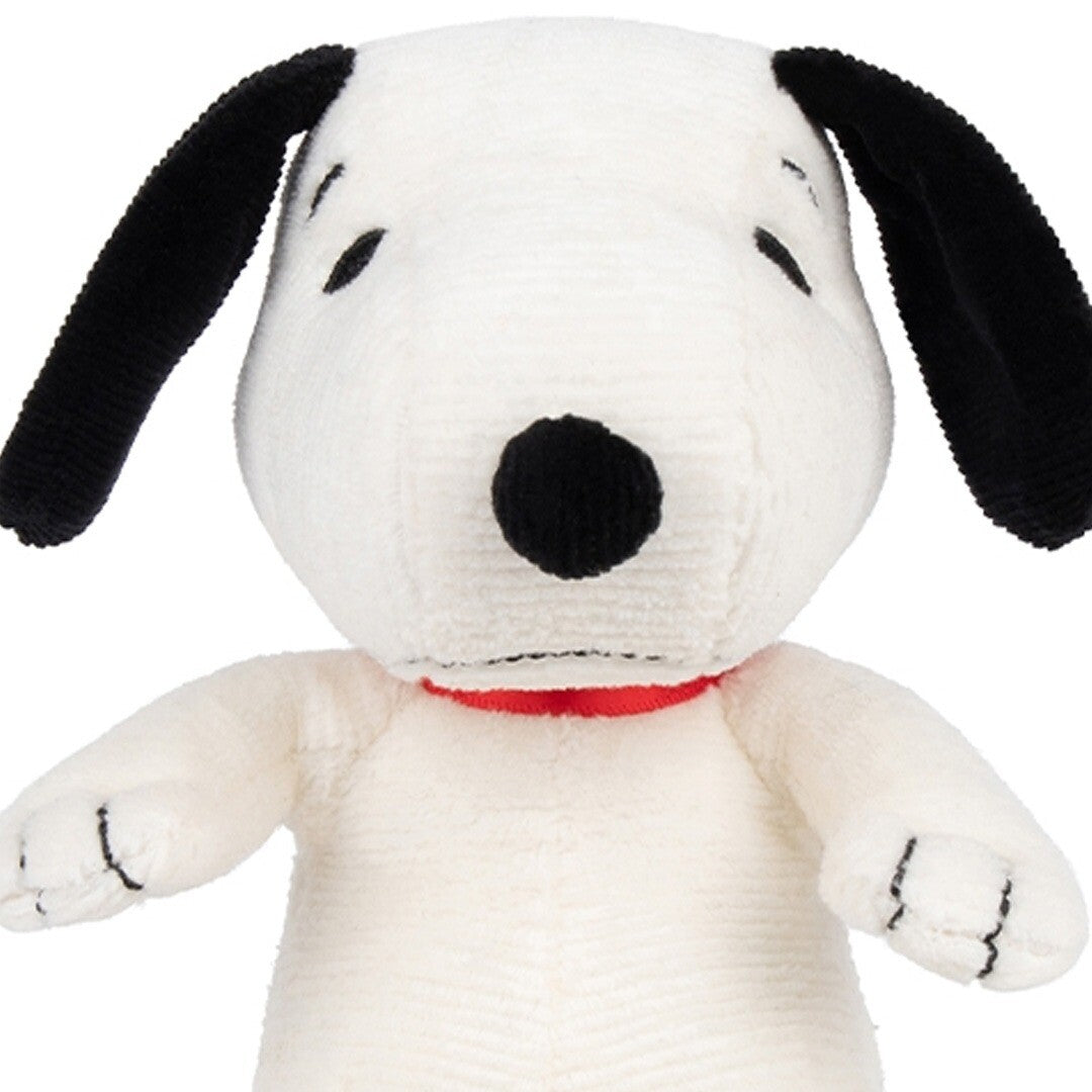 Detailopname van de voorkant van de Bon Ton Toys Snoopy pluchen knuffelhond met corduroy textuur.