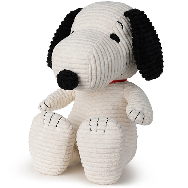 Bon Ton Toys Snoopy corduroy knuffelhond, zittend en schuin van voren gefotografeerd.