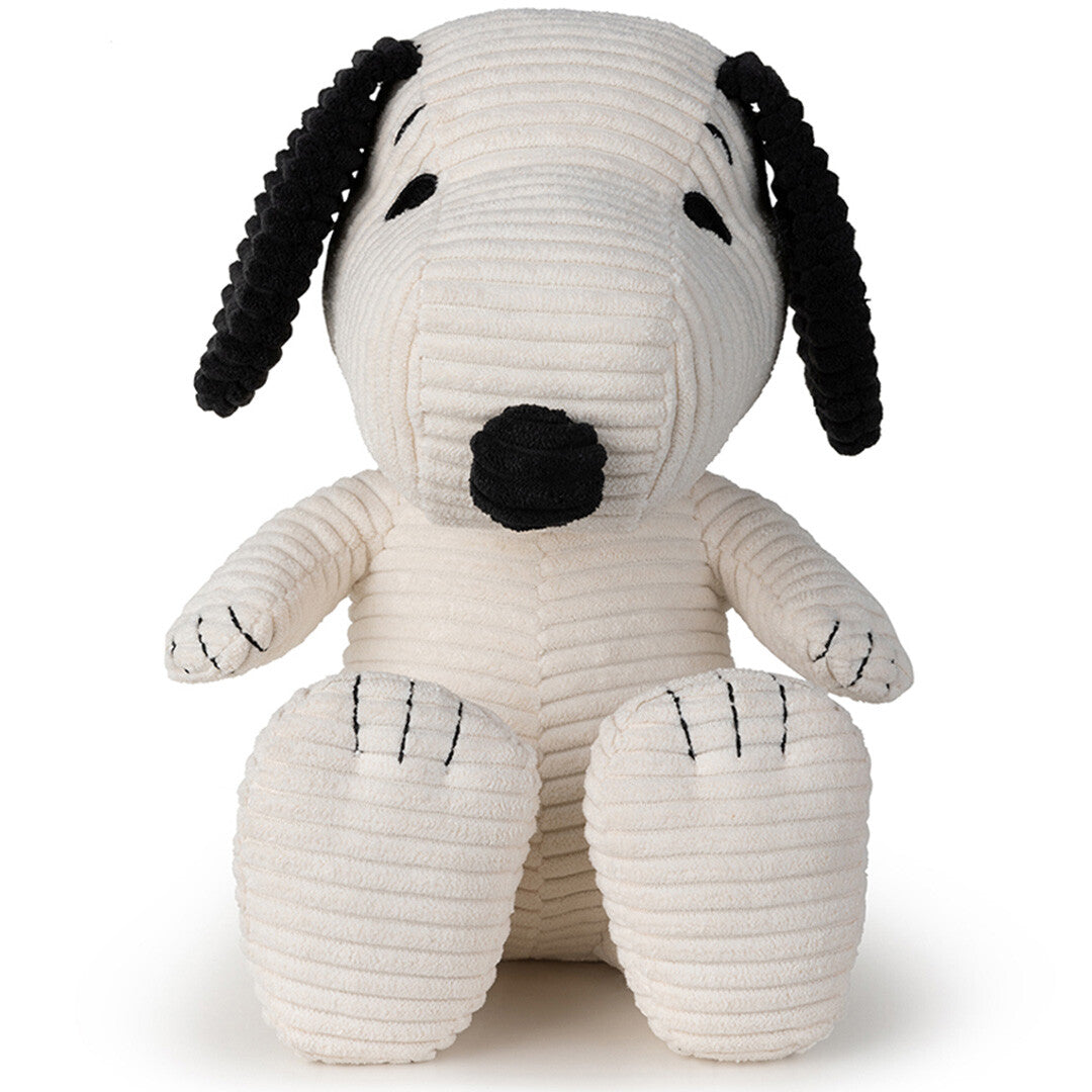 Bon Ton Toys Snoopy corduroy knuffelhond, zittend en recht van voren gefotografeerd.