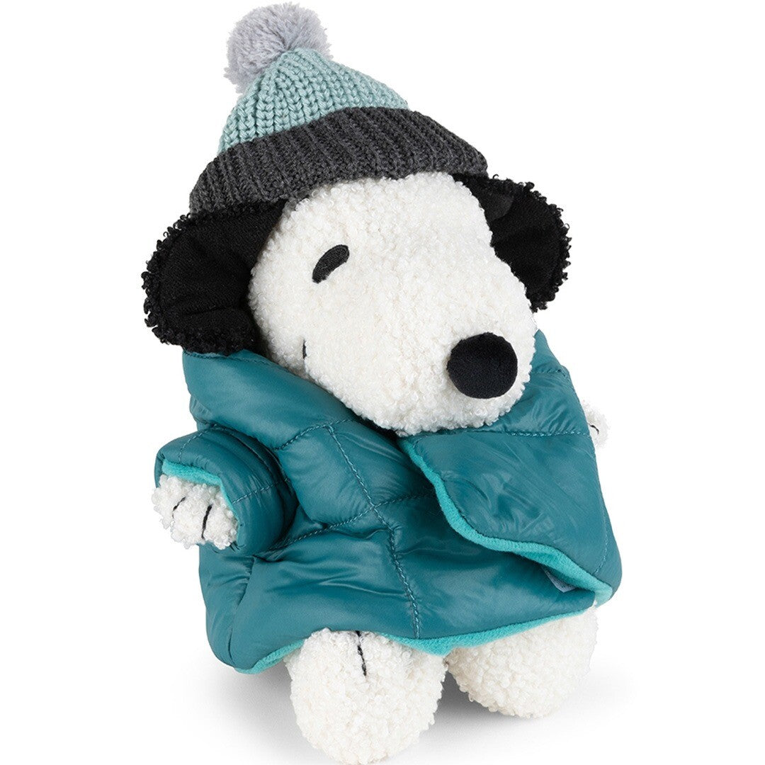 Bon Ton Toys Snoopy pluchen hond met blauwe jas en gebreide muts, schuin van voren gefotografeerd.