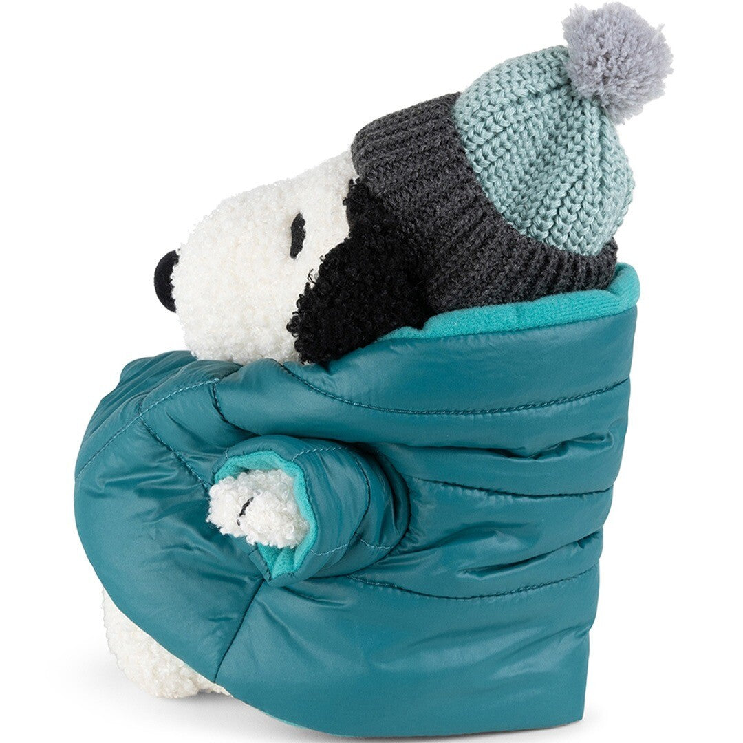 Bon Ton Toys Snoopy pluchen hond met blauwe jas en gebreide muts, van achteren gefotografeerd.