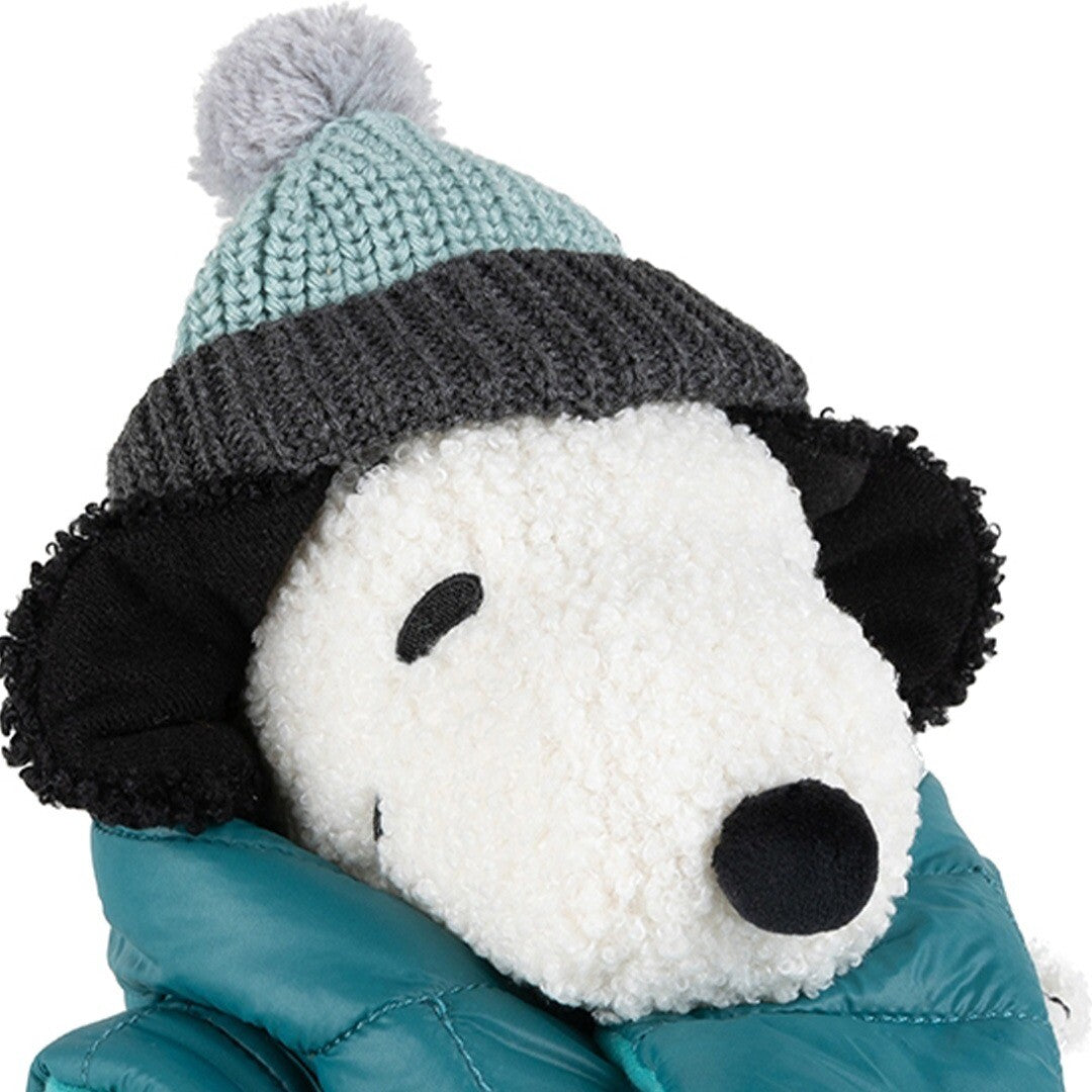 Detailopname van de kop van de Bon Ton Toys Snoopy pluchen hond met gebreide muts en blauwe jas.