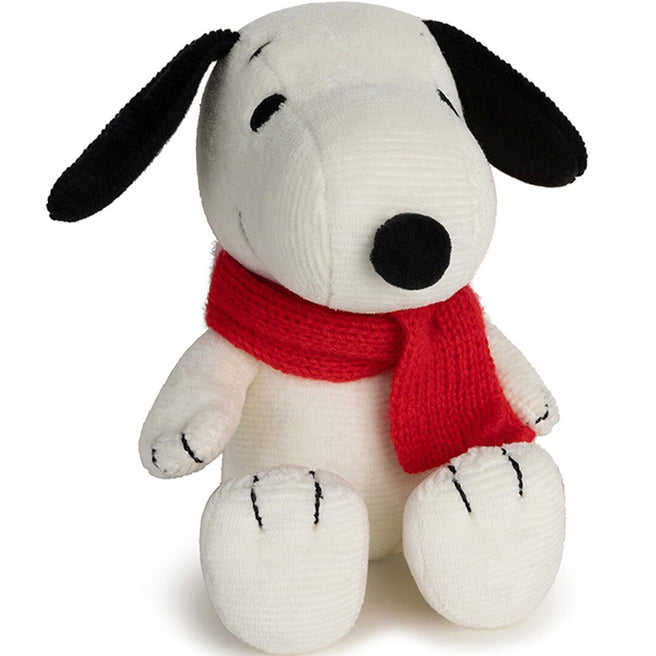 Bon Ton Toys pluchen knuffelhond Snoopy met rode sjaal, zittend.