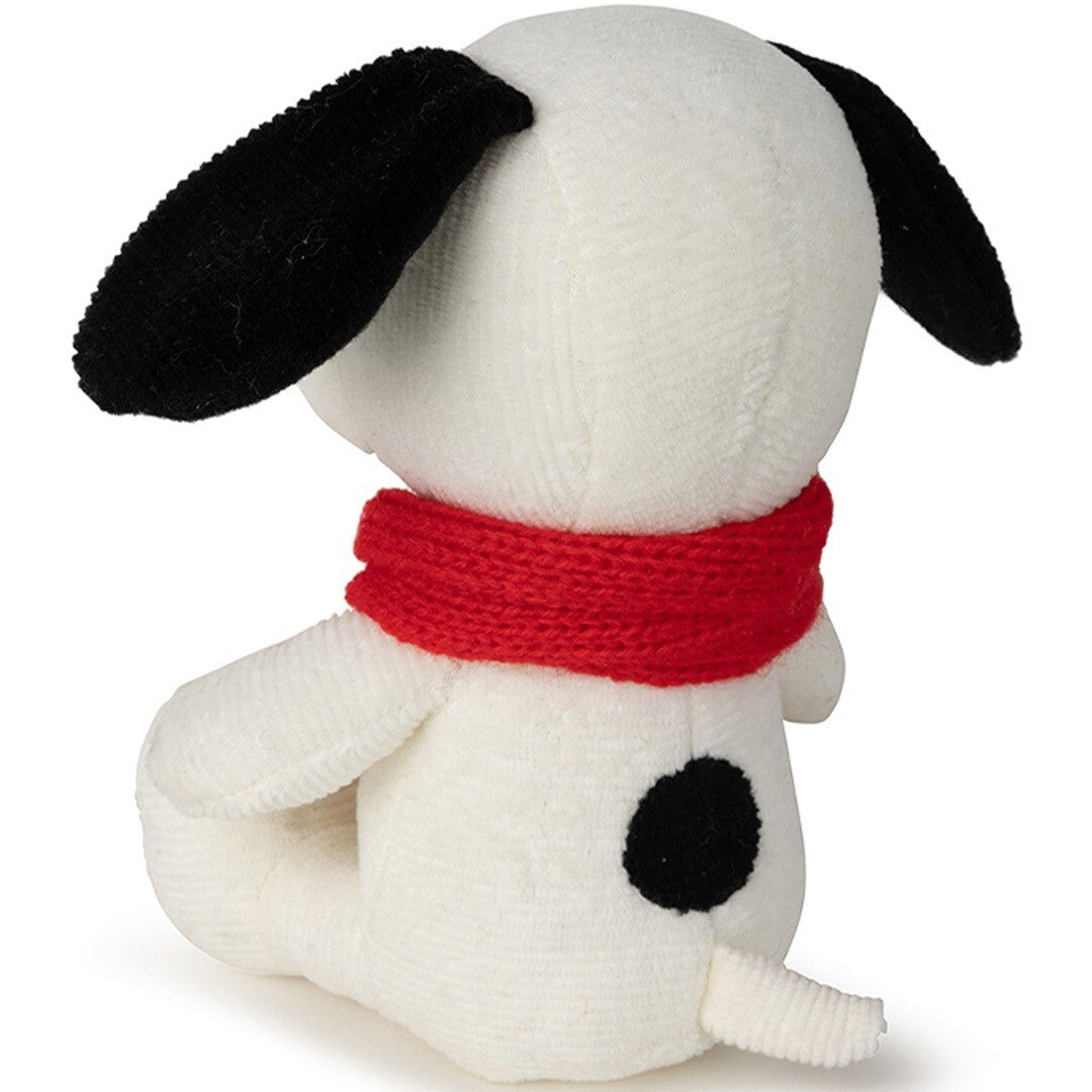 Achterkant van de pluchen knuffelhond Snoopy met rode sjaal en zwarte staartvlek.