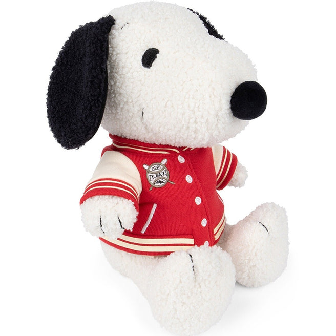 Bon ton toys pluchen knuffelhond Snoopy met rode sportjas, schuin van voren gezien.