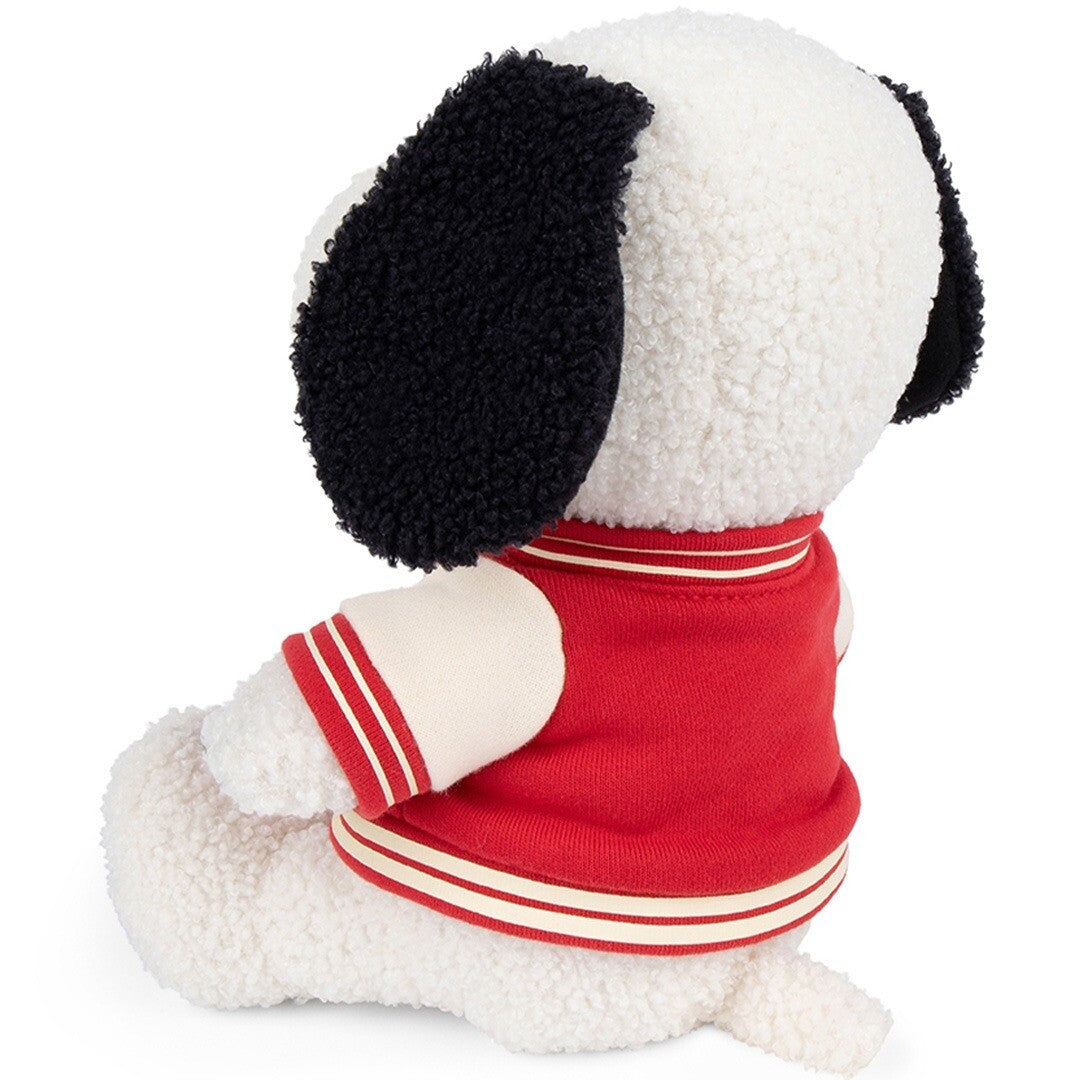 Bon ton toys pluchen knuffelhond Snoopy met rode sportjas, van achteren gezien.