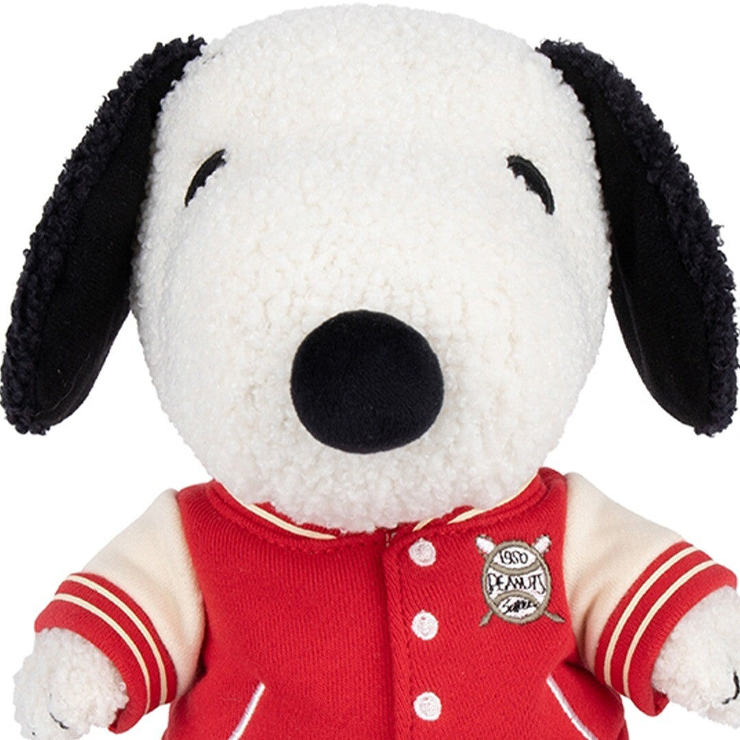 Detailopname van de kop en bovenkant van de bon ton toys pluchen knuffelhond Snoopy met rode sportjas.