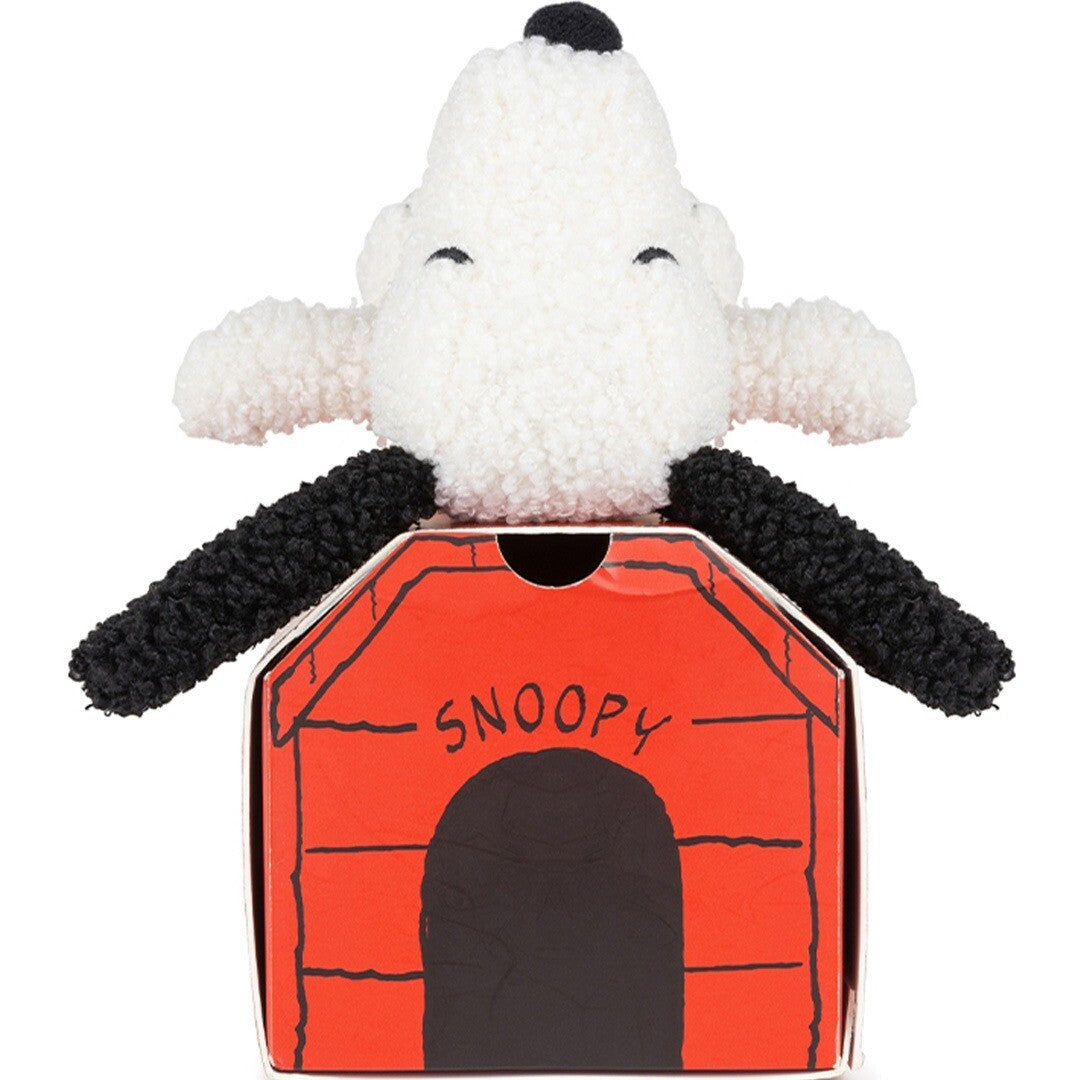 bon ton toys pluchen Snoopy knuffel zit bovenop een rode doos in de vorm van een hondenhok met de naam Snoopy erop.
