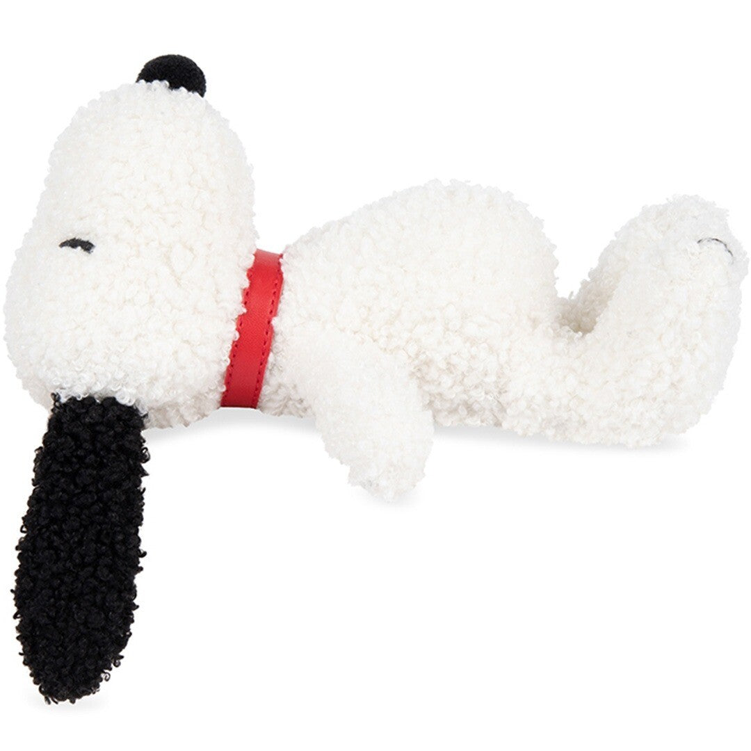 bon ton toys pluchen Snoopy knuffel ligt op zijn zij op een witte achtergrond.