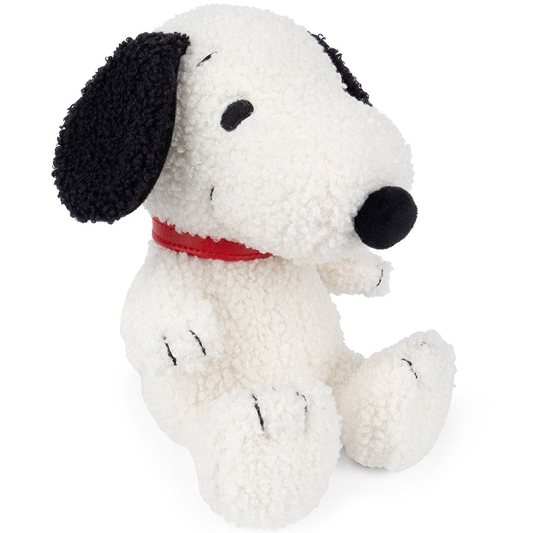 Bon Ton Toys knuffelhond Snoopy met rode halsband, zittend en schuin van voren gefotografeerd.