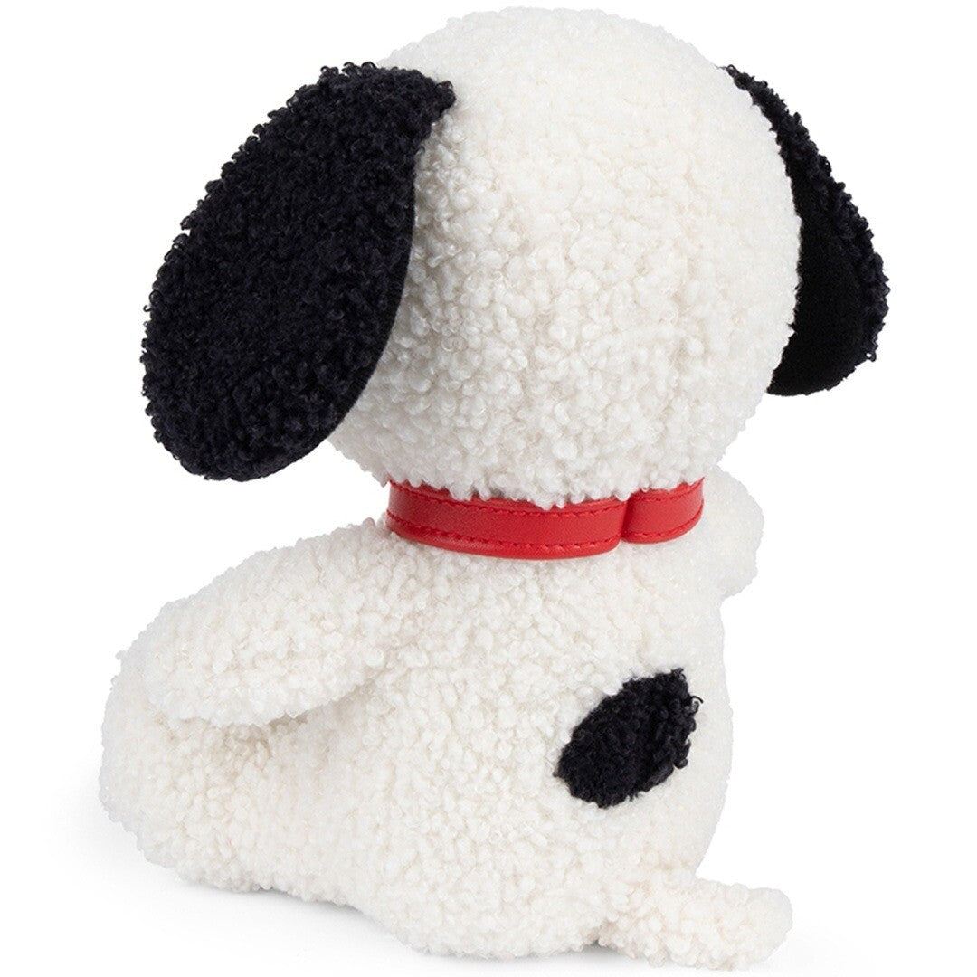 Bon Ton Toys knuffelhond Snoopy, zittend en van achteren gefotografeerd, met rode halsband en zwarte vlek op de rug.