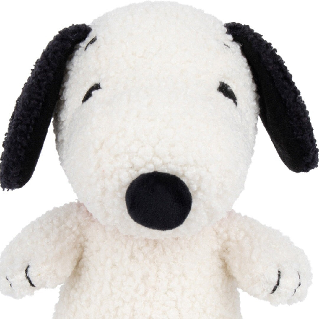 Close-up van de Bon Ton Toys knuffelhond Snoopy met gesloten ogen en open mond.