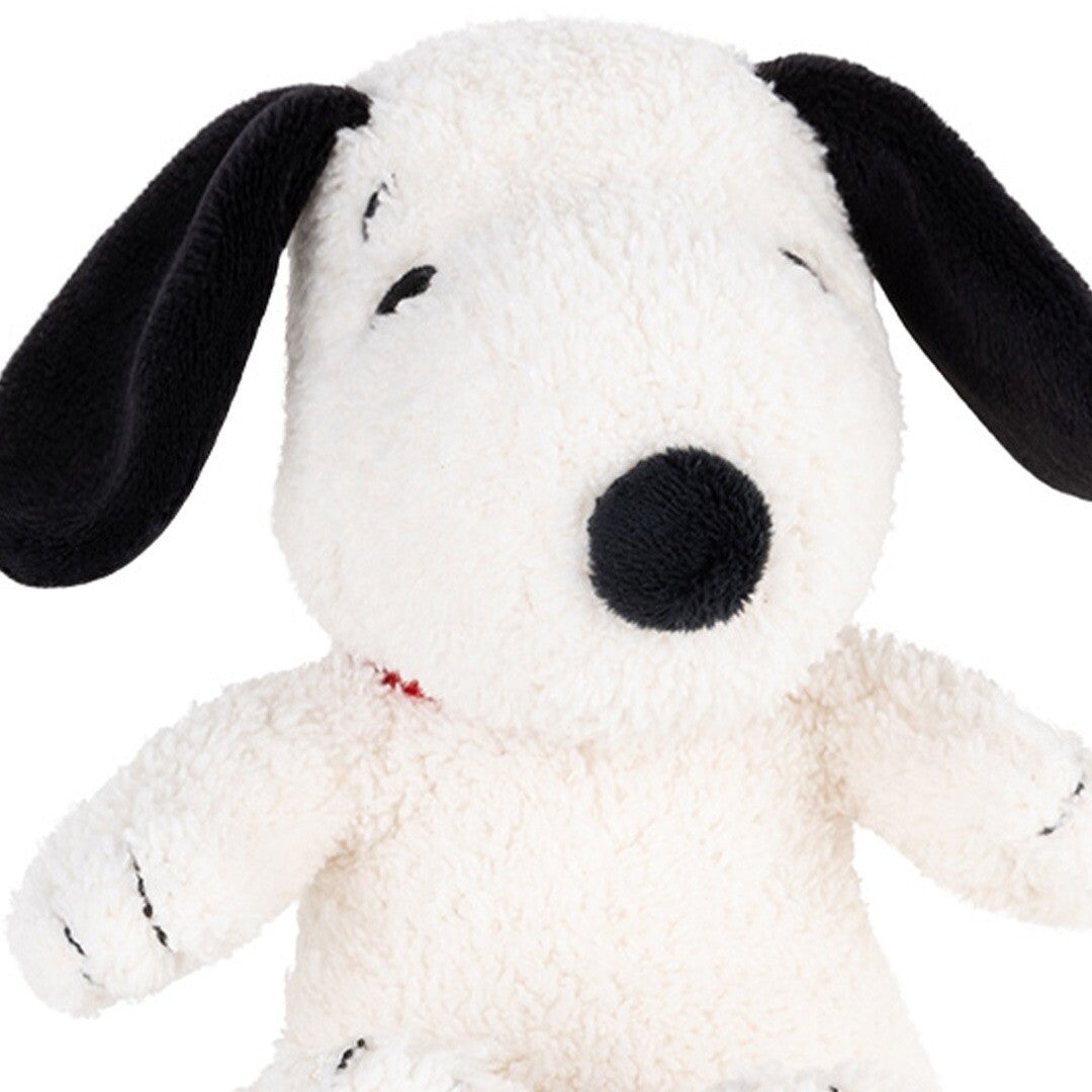 Detailopname van de kop van de bon ton toys pluchen knuffelhond Snoopy.