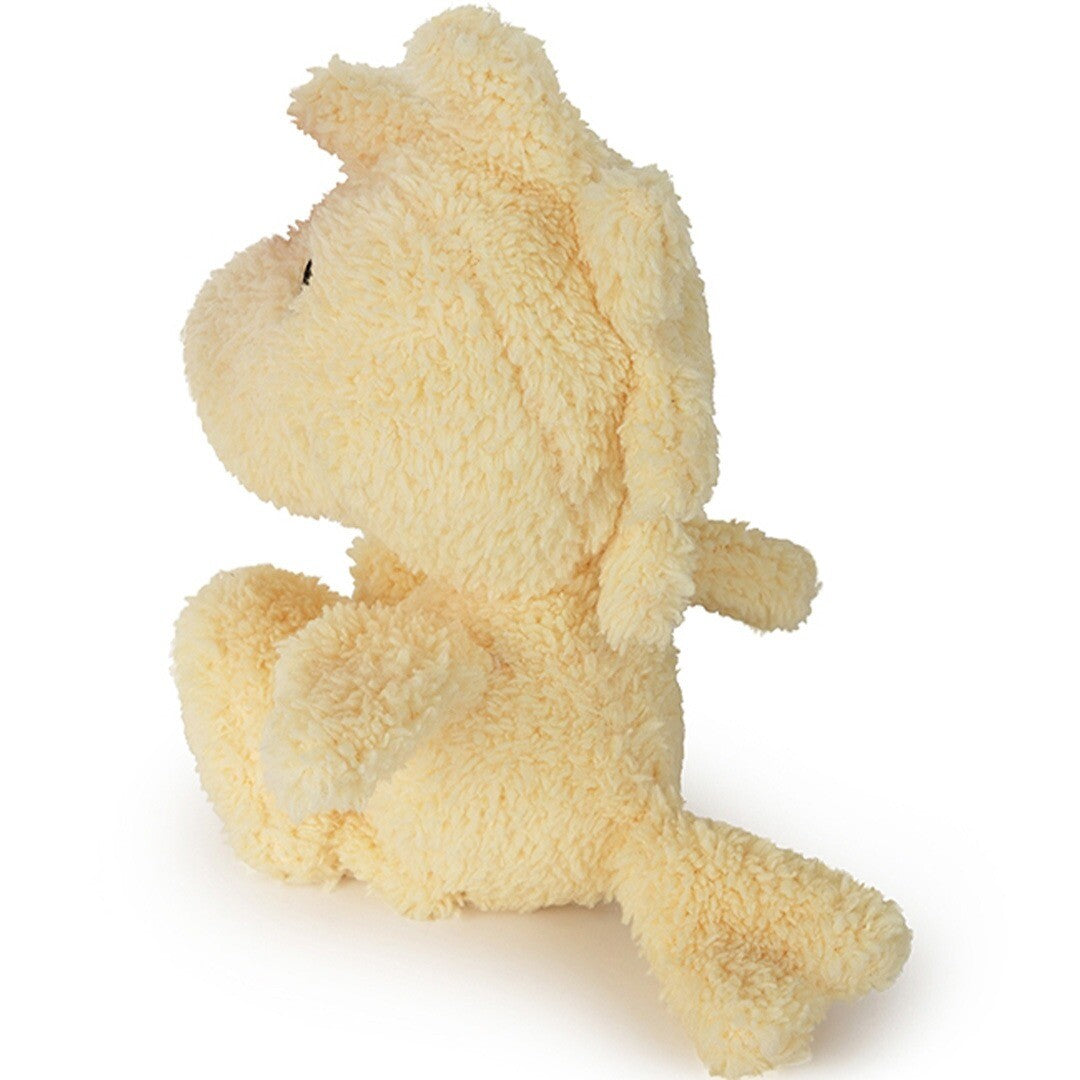 Bon Ton Toys pluchen babyspeelgoed van Woodstock, zittend en gezien vanaf de achterkant.