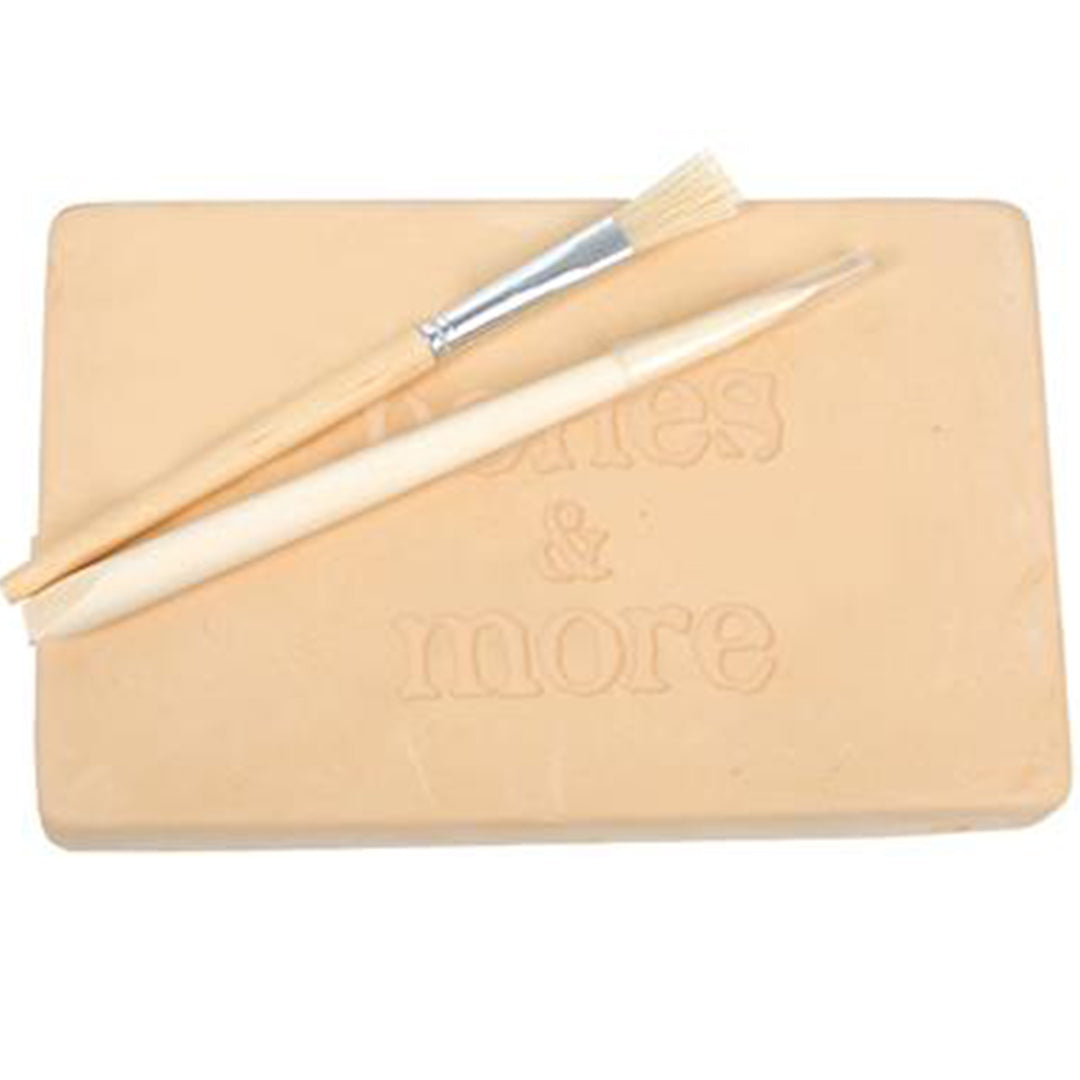 De beige opgraafblok met een kwastje en graafgereedschap van de bones & more opgraafkit.