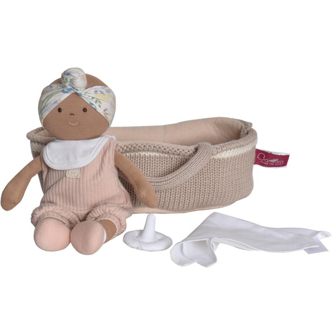 Bonikka lappenpop Rheya met lichtbruine huidskleur, bloemenhoofdband, gebreide reiswieg, speen en doek.